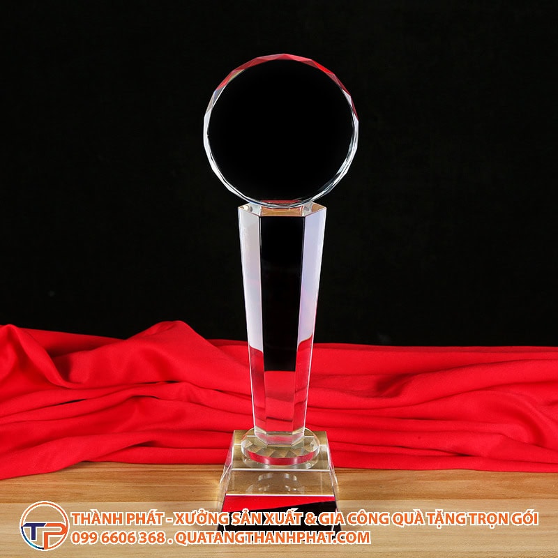 Cup pha le hinh hoa huong duong vinh danh