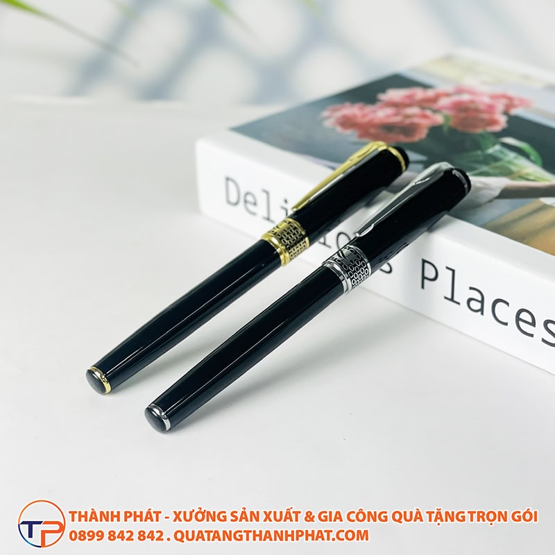 25+ Mẫu Quà Tặng Doanh Nghiệp Cho Sinh Viên: Xu Hướng &Quot;Gen Z&Quot; &Amp; Chiến Lược Marketing 25 But ky ma vang hoang kim in logo