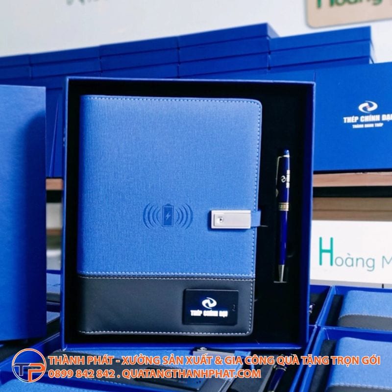 Bộ Quà Tặng Excited: Sổ Sạc Đa Năng Và Bút 21 Bo qua tang excited tinh te