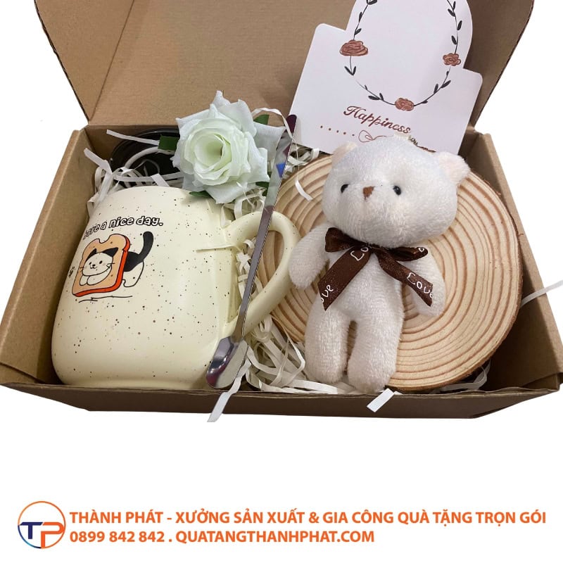 Bộ Quà Tặng Romantic: Gấu Bông, Cốc Sứ Và Hoa 18 Bo qua tang romantic hien dai
