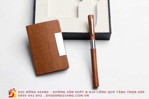 Hộp đựng danh thiếp bằng gỗ - quà tặng độc đáo cho ngành vui chơi, giải trí