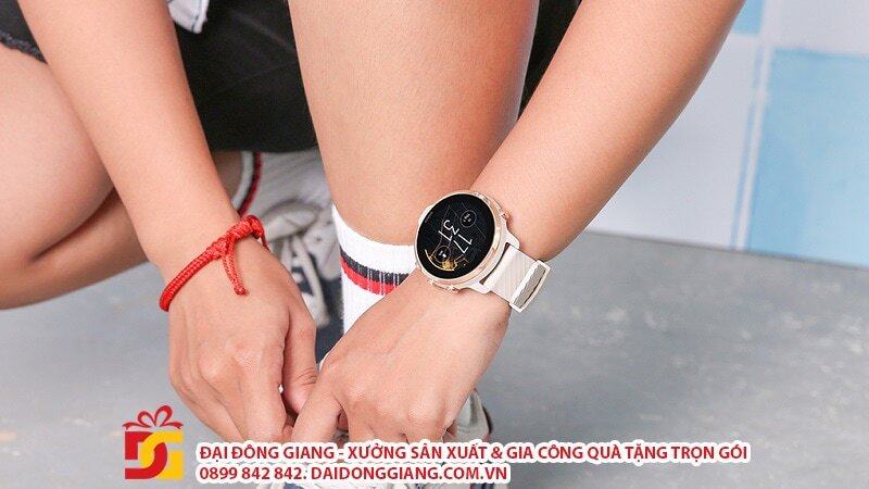 Đồng hồ thông minh (smart watch) - quà tặng ngành thể thao ý nghĩa