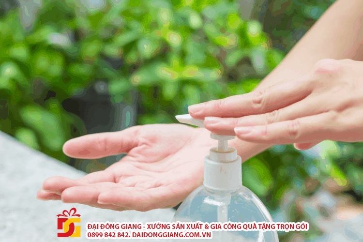 Nước rửa tay và khẩu trang - top mẫu quà tặng doanh nghiệp ngành nhà hàng – khách sạn