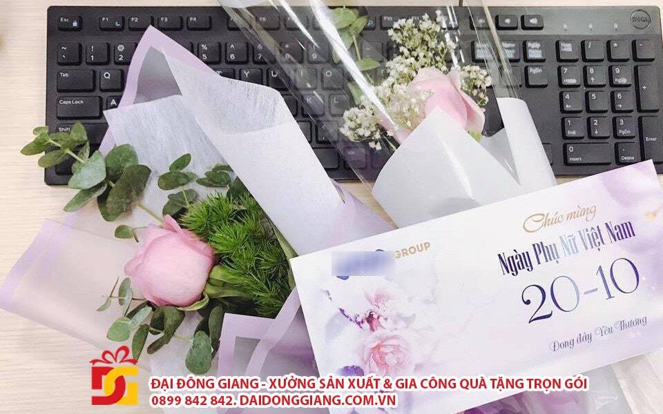 Hoa và thiệp món quà lãng mạn cho ngày 20/10