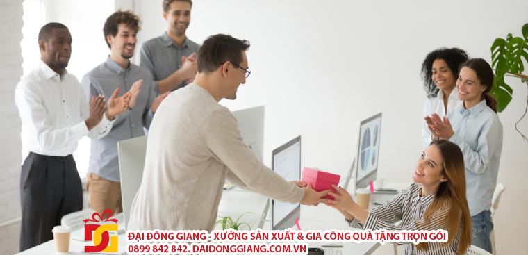 Lựa chọn quà tặng nhân viên xuất sắc cho doanh nghiệp