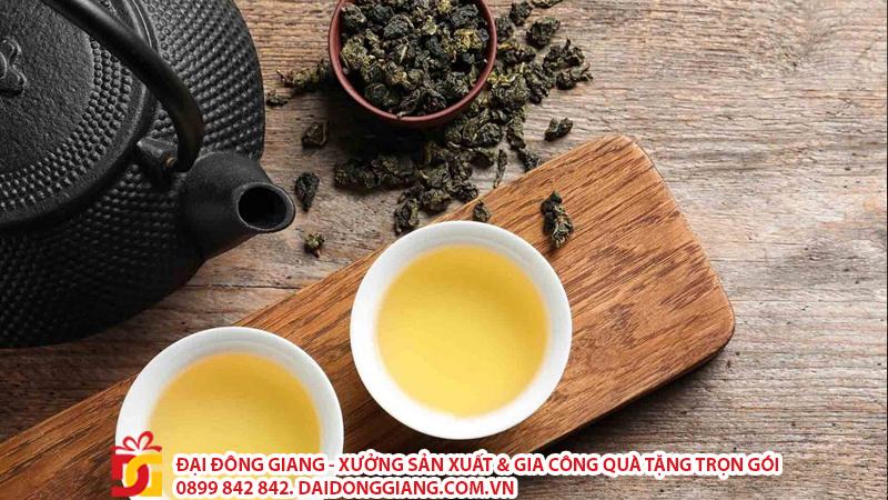 Trà là món quà tặng kèm với bánh trung thu vô cùng tuyệt vời