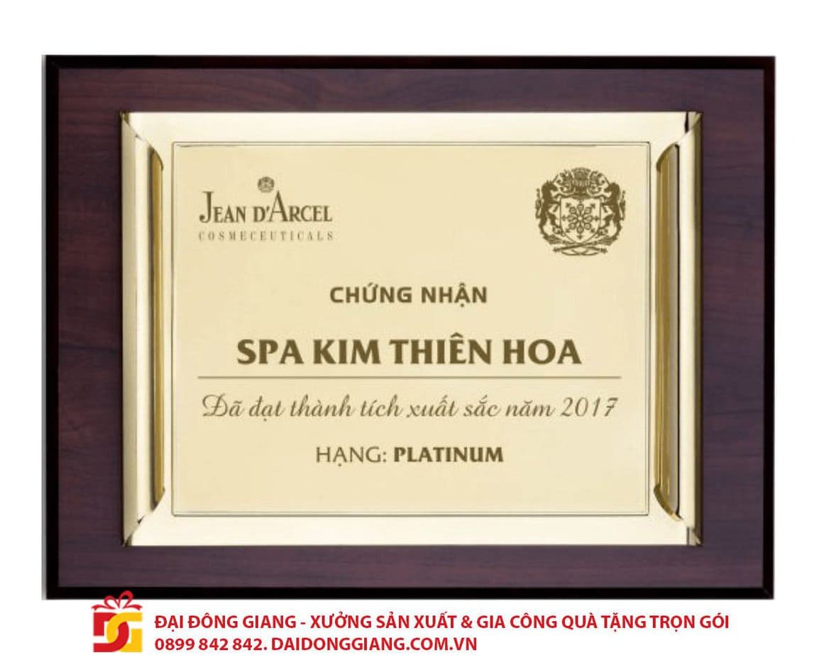 Bảng vinh danh bằng kim loại