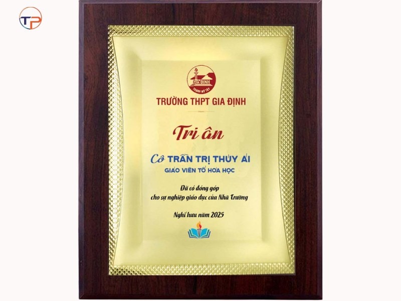 Bảng vinh danh đứng