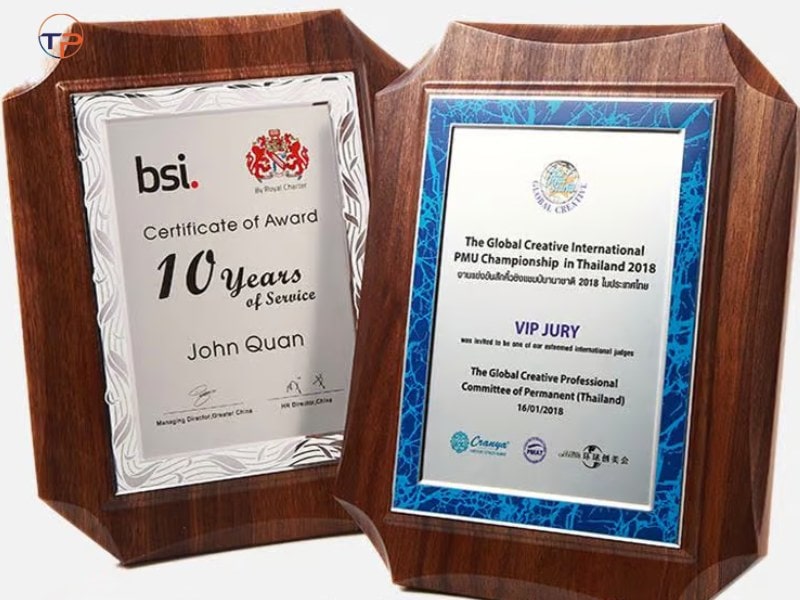 Bảng vinh danh gỗ