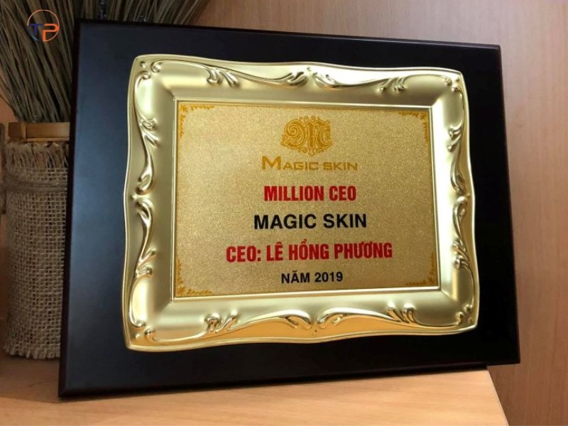 Bảng vinh danh kim loại