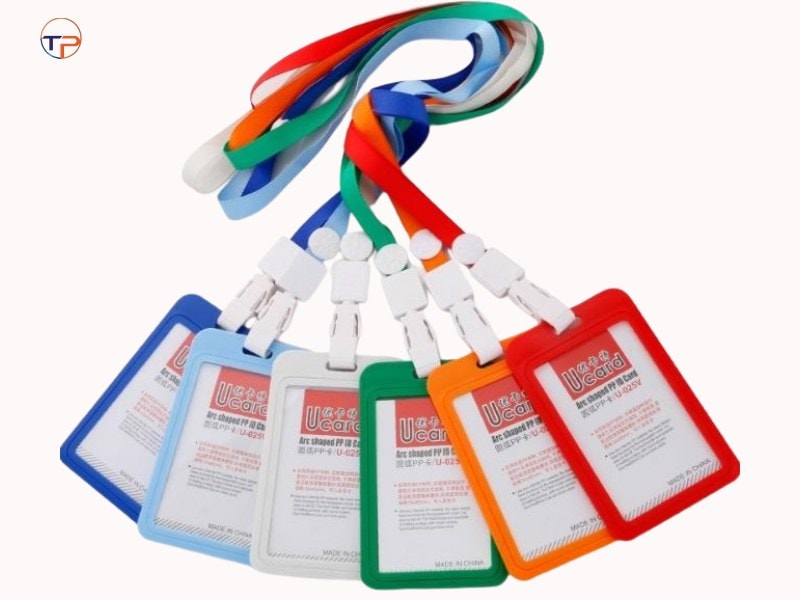 5+ Lý Do Doanh Nghiệp Nên Đầu Tư Thẻ Nhân Viên In Logo 17 The nhan vien voi day deo