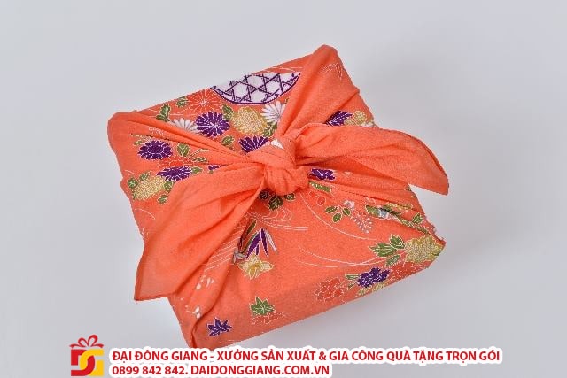 Goi qua cua ban trong furoshiki