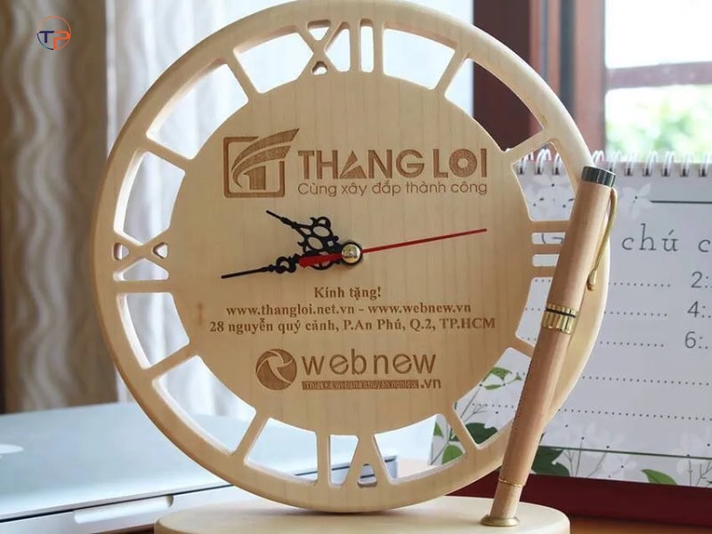 9+ Mẫu Quà Tặng Có Khắc Tên Đẹp, Ý Nghĩa 19 Dong ho de ban khac ten