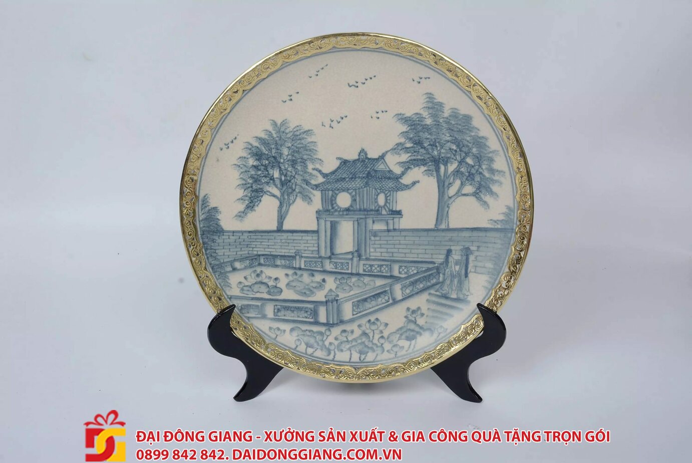 Đĩa trang trí bằng sứ