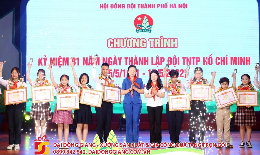 Qua tang chao mung ngay thanh lap doi thieu nien tien phong ho chi minh 1