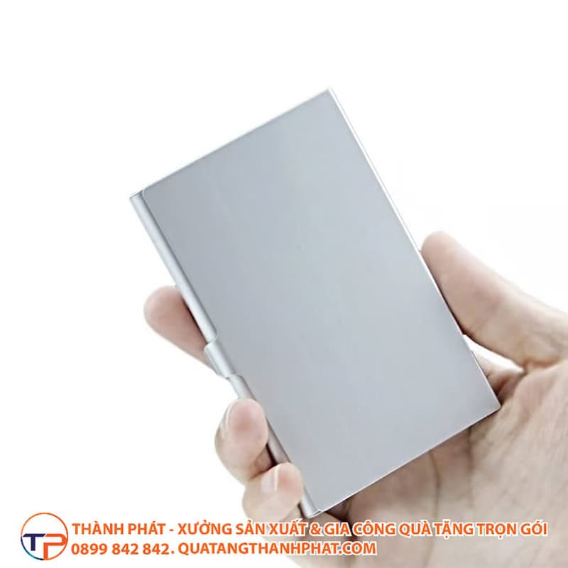 Hop dung name card kim loai in logo tien dung