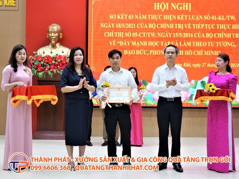 trao qua tang chi hoi nong dan