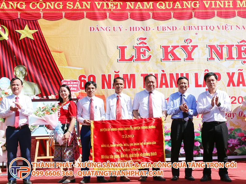 trao qua tang ky niem thanh lap