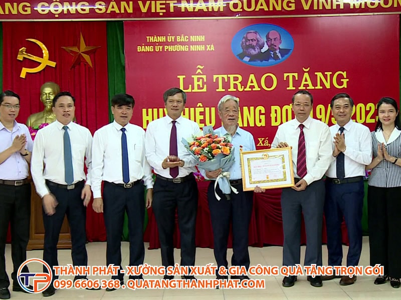 trao tang phan thuong huy hieu dang