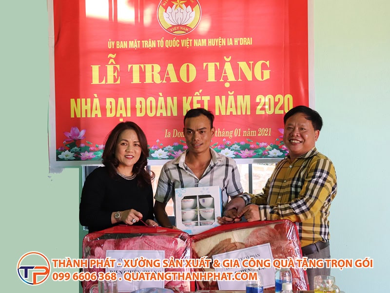 trao tang qua cho gia dinh ho ngheo