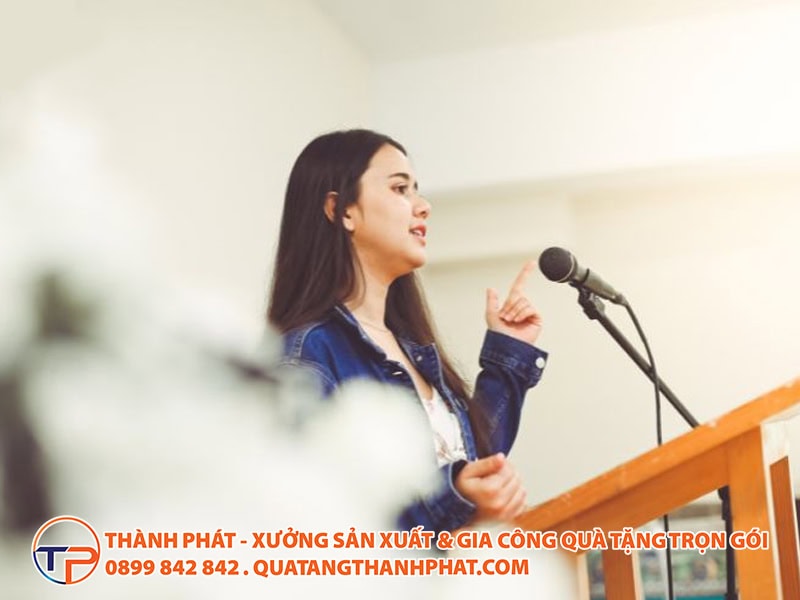 Mau phat bieu nhan vien xuat sac hay nhat