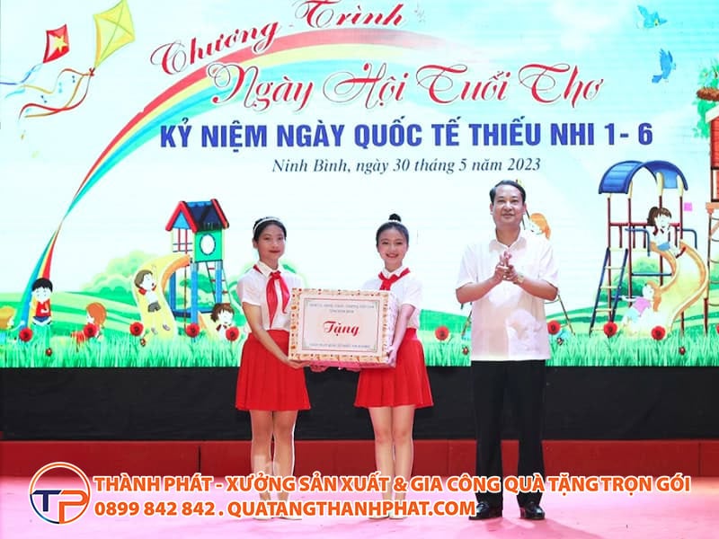 Hoat dong qua tang mung ngay quoc te thieu nhi