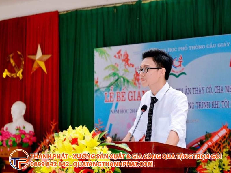 Hoc sinh lop 12 phat bieu ra truong