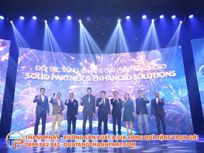Goi y qua tang tri an doi tac