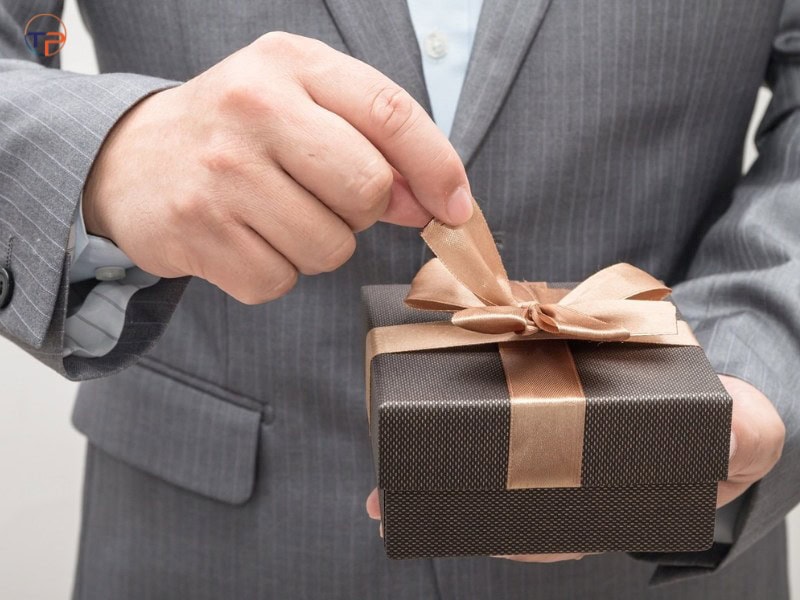 Chon qua tang cho nguoi menh kim