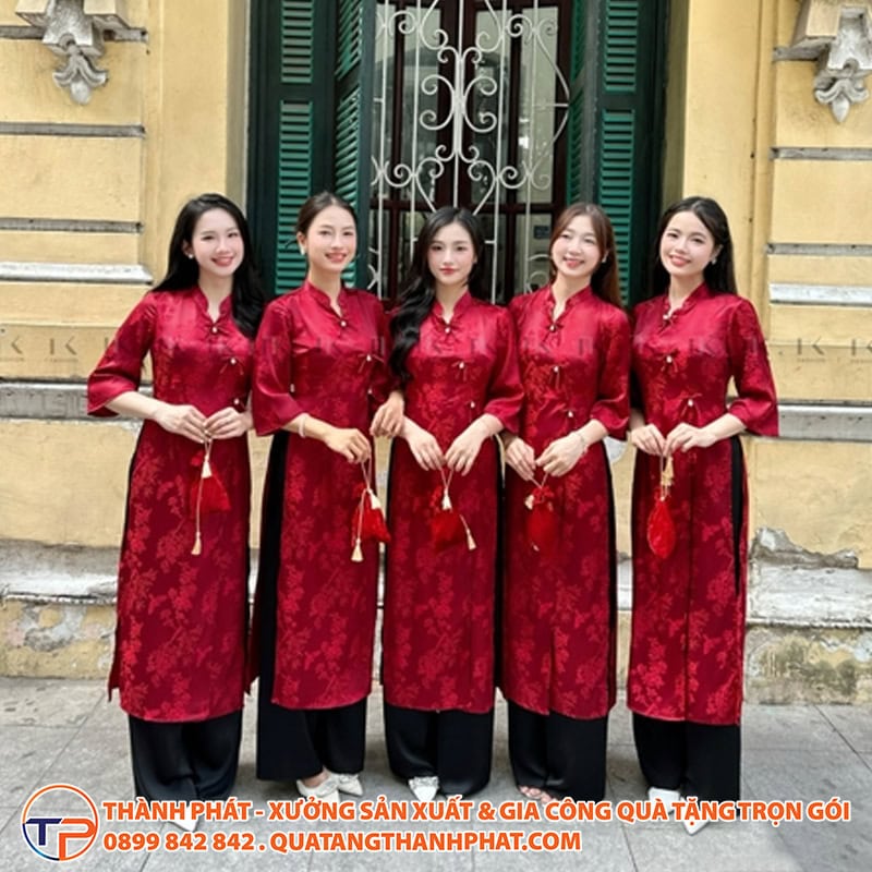 Tổng Hợp Quà Tặng Trang Phục Truyền Thống Cách Điệu Ấn Tượng Nhất 20 Ao dai gam cach dieu noi bat