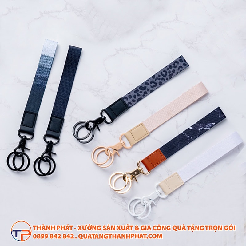 25+ Mẫu Quà Tặng Doanh Nghiệp Cho Sinh Viên: Xu Hướng &Quot;Gen Z&Quot; &Amp; Chiến Lược Marketing 19 Day deo dien thoai in logo