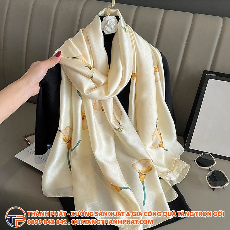 Tổng Hợp Quà Tặng Trang Phục Truyền Thống Cách Điệu Ấn Tượng Nhất 19 Khan choang lua cao cap