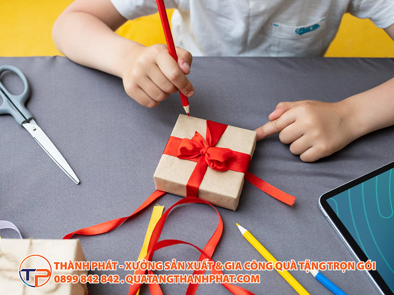 Gợi Ý 10+ Quà Tặng Doanh Nghiệp Khuyến Học In Logo Ý Nghĩa Nhất 18 Qua tang ho tro hoc tap in logo