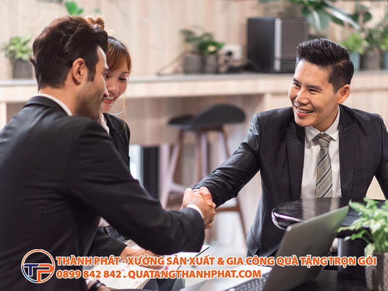 Sự Khác Biệt Giữa Quà Tặng Khách Hàng B2B Và B2C: Chiến Lược Lựa Chọn Và Ý Nghĩa 8 Qua tang in logo b2b b2c