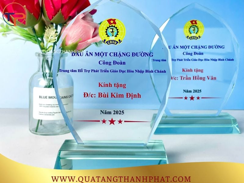 Top 9+ Mẫu Quà Tặng Đại Hội Đoàn Thanh Niên Ý Nghĩa 17 Ky niem chuong pha le