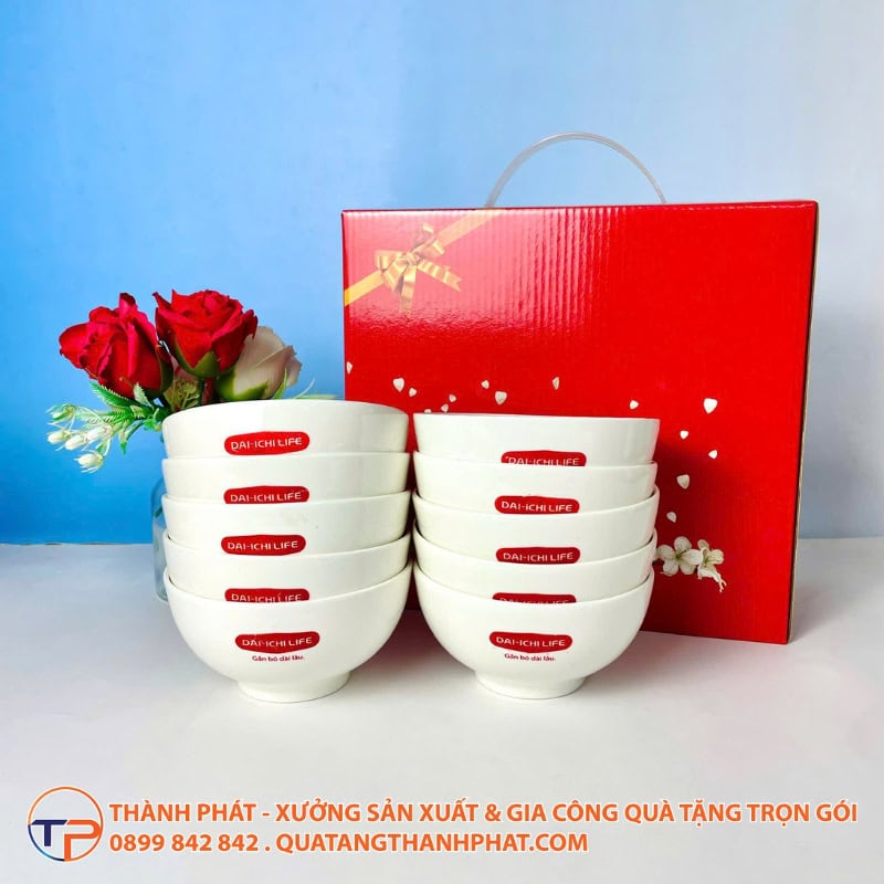 Đồng Hồ Treo Tường: Máy Quartz (Pin) Vs. Máy Cơ: Lựa Chọn Nào Phù Hợp Cho Quà Tặng Tân Gia Cao Cấp? 15 Bo chen in lo go qua tang nganh bao hiem tinh te