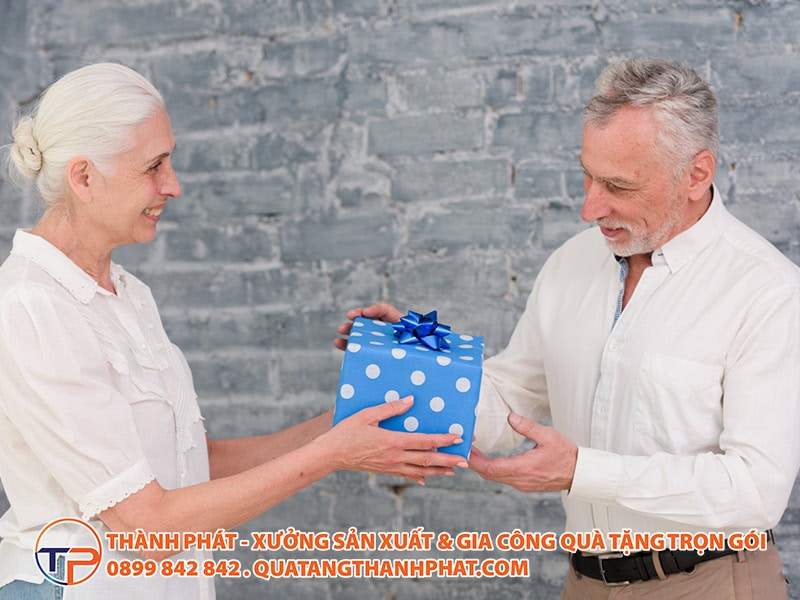15+ Mẫu Quà Tặng Doanh Nghiệp Cho Người Về Hưu Tri Ân Sâu Sắc, Thiết Thực Nhất 9 Qua tang doanh nghiep tri an nghi huu