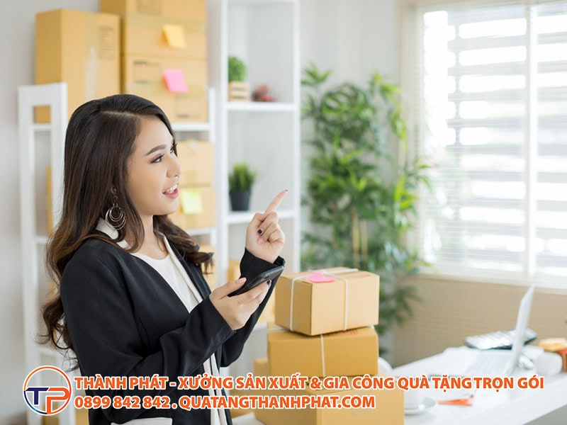 Nghệ Thuật Tặng Quà Cho Khách Hàng Khó Tính: Bí Quyết Ghi Điểm Tuyệt Đối 10 Bi kip tang qua cho khach hang kho tinh