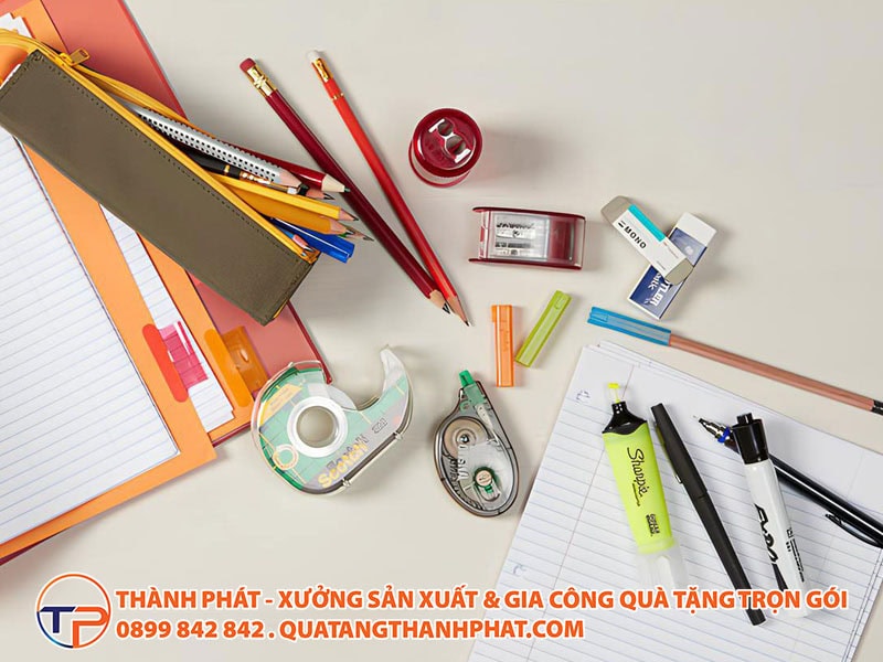 Top 25+ Mẫu Quà Tặng Doanh Nghiệp Cho Khách Hàng Nhí, Trẻ Em Thiết Thực Nhất 16 Dung cu hoc tap in logo tre em