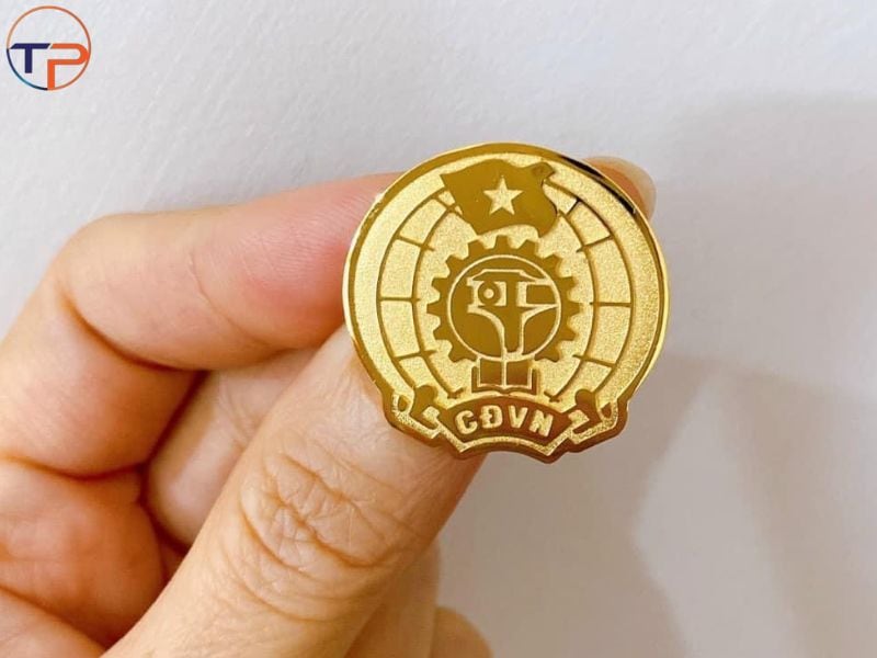 Top 20 Mẫu Quà Tặng Kỷ Niệm Ngày Ra Trường, Họp Lớp Ý Nghĩa 30 Huy hieu lop