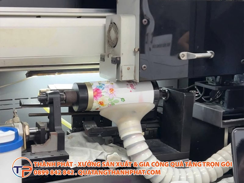 In Uv Vs Khắc Laser Trên Kim Loại: Phân Tích Độ Bền, Thẩm Mỹ Và Chi Phí Khi In Khắc Logo 13 In uv ly giu nhiet