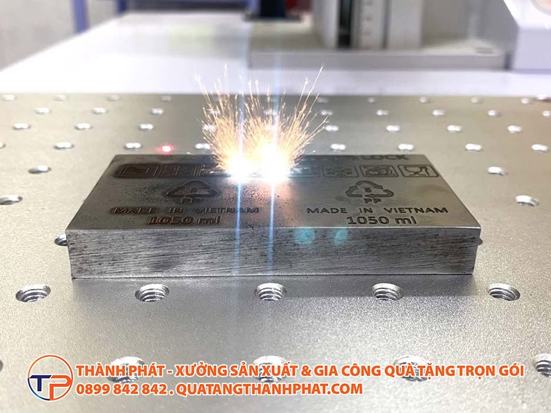 In Uv Vs Khắc Laser Trên Kim Loại: Phân Tích Độ Bền, Thẩm Mỹ Và Chi Phí Khi In Khắc Logo 12 Khac laser kim loai