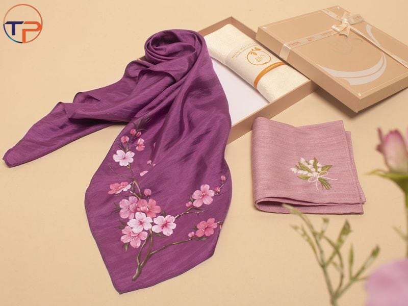 Mẫu Quà Tặng Doanh Nghiệp Dịp 1/5 Sang Trọng 30 Khăn lụa cao cấp