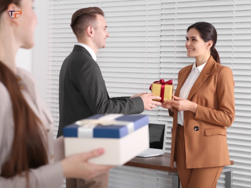Kinh Nghiệm Chọn Quà Tặng Doanh Nghiệp “Tránh Tiền Mất Tật Mang” 8 Nen chon qua gi cho doanh nghiep