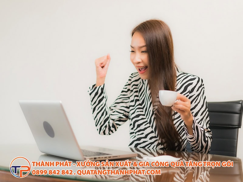 Nghệ Thuật Tặng Quà Cho Khách Hàng Khó Tính: Bí Quyết Ghi Điểm Tuyệt Đối 13 Nen tang gi cho khach hang kho tinh