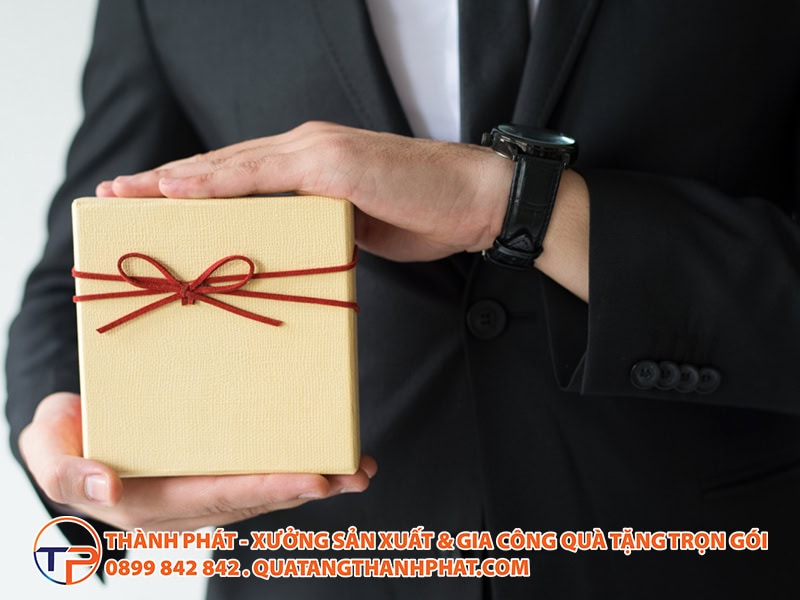 Nghệ Thuật Tặng Quà Cho Khách Hàng Khó Tính: Bí Quyết Ghi Điểm Tuyệt Đối 12 Tang qua cho khach hang kho tinh
