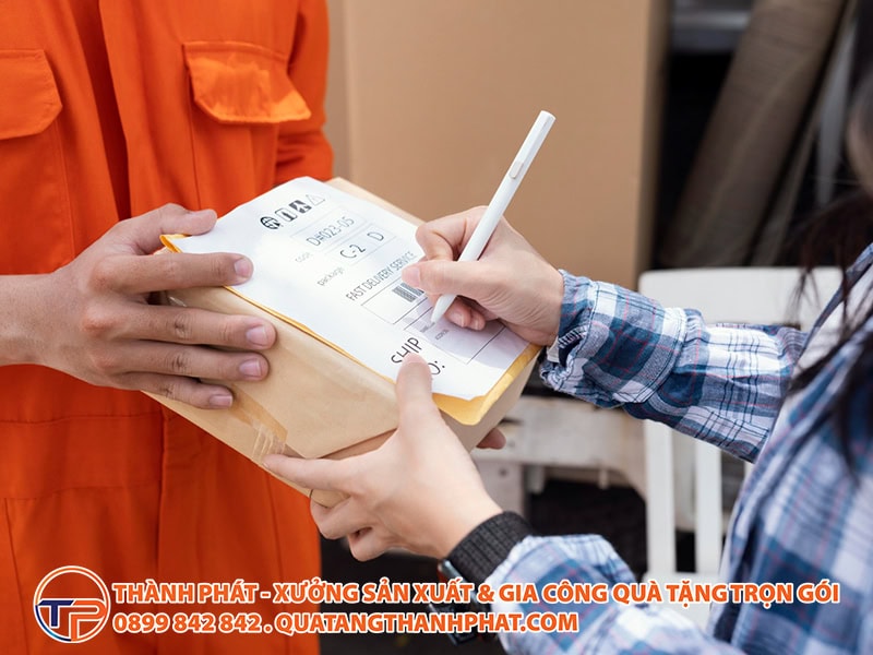 Quy Trình Kiểm Tra Chất Lượng (Qc) Quà Tặng Doanh Nghiệp Chuẩn Xác Trước Khi Nhận Hàng 13 Kiem tra qua tang doanh nghiep so luong lon