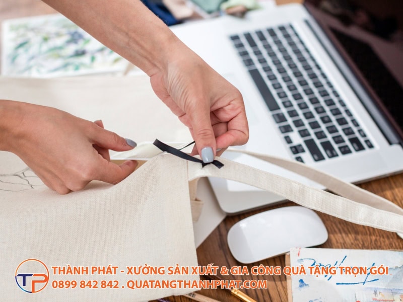 Vải Canvas Vs Vải Không Dệt: So Sánh Chi Tiết Để Chọn Đúng Chất Liệu Đẹp, Tối Ưu Chi Phí 16 Luu y ky thuat khi may tui vai 1