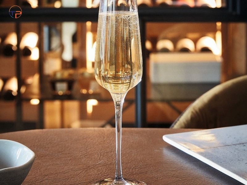 Top 5 Kiểu Ly Tặng Đối Tác Khách Hàng Sang Trọng, Độc Đáo 25 Ly champagne 1