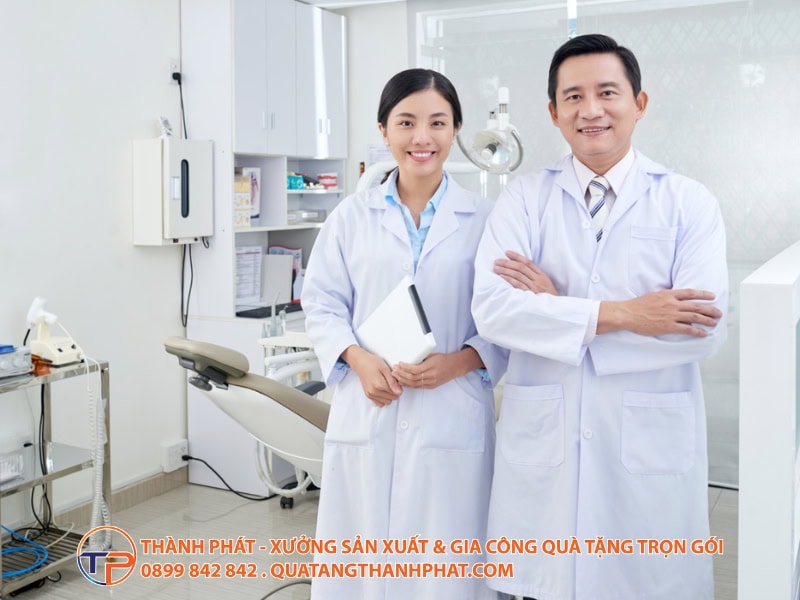 Quà Tặng Ngành Y Dược: Tặng Gì Cho Bác Sĩ, Trình Dược Viên Để Vừa Ý Nghĩa Vừa Đúng Luật Dược? 17 Qua tang ngay thay thuoc viet nam cho y bac si